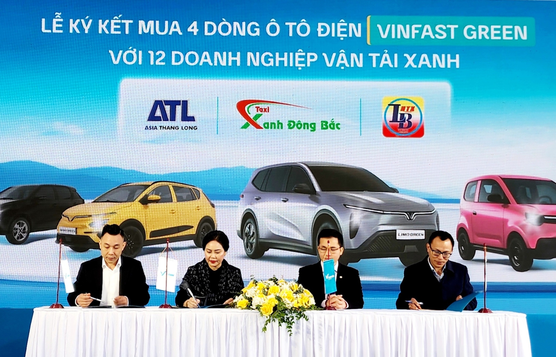 Taxi Long Biên ký hợp đồng bổ sung lô xe điện VinFast mới – Hỗ trợ tối đa anh chị em lái xe xăng chuyển đổi