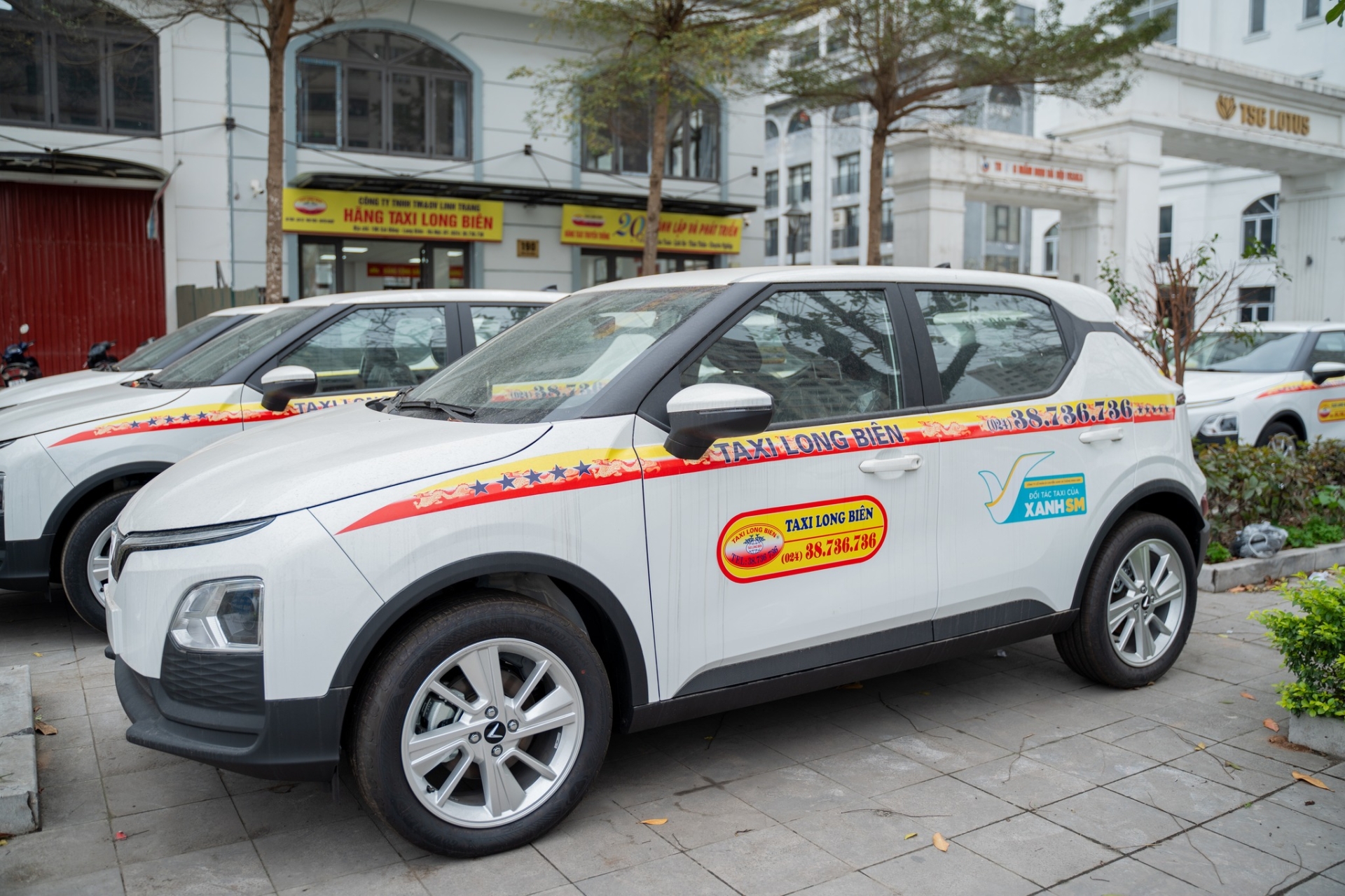 LÔ XE ĐIỆN MỚI ĐÃ VỀ  – TAXI LONG BIÊN TIẾP TỤC DẪN ĐẦU CHUYỂN ĐỔI XANH!